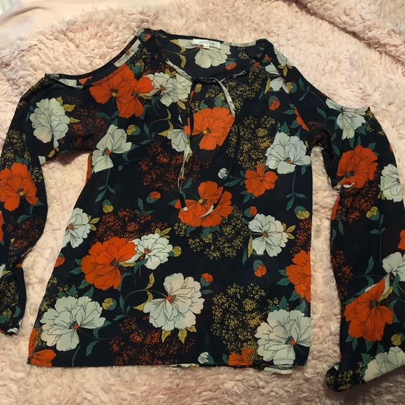 WYLDR Cold Shoulder Floral Tie Neck Top - Donated - Picture 4 of 8